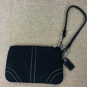 COACH: Black Wristlet Clutch signature